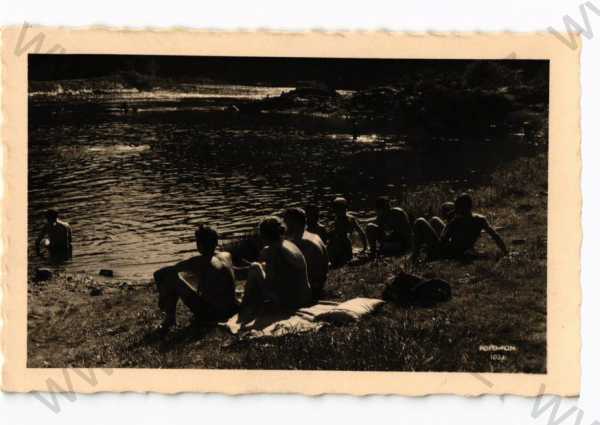  - Lidé na břehu řeky, Foto-fon