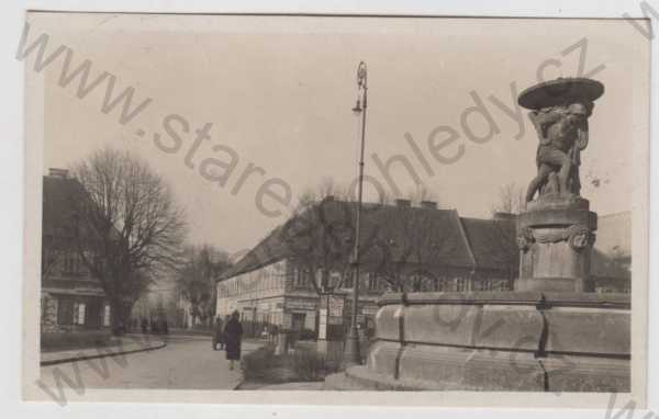  - Josefov nad Metují (Náchod), částečný záběr města, kašna, Grafo Čuda Holice