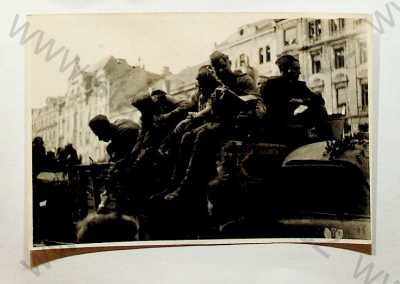  - Praha - Václavské náměstí, vojáci, květen 1945, soukromé foto, rozměr 9 x 13 cm