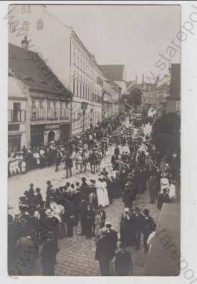  - Žatec (Louny), pohled ulicí, průvod, kůň, kočár