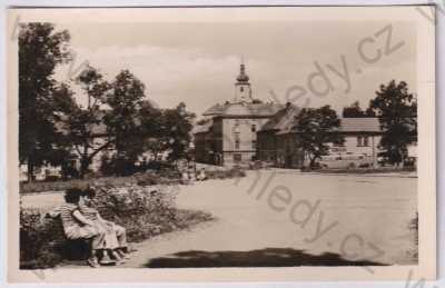  - Podbořany (Louny), náměstí Rudé armády, kostel, lavička, autobus, automobil