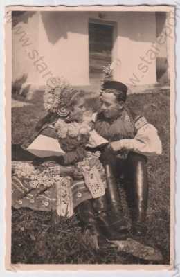  - Vlčnov (Uherské Hradiště), moravské národní kroje, žena, muž, foto J.Švec, vroubkovaný okraj