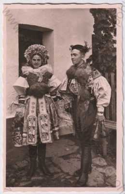  - Vlčnov (Uherské Hradiště), moravské národní kroje, ženich a nevěsta, vroubkovaný okraj, foto J.Švec