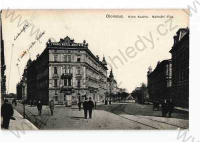  - Olomouc, pohled ulicí, hotel