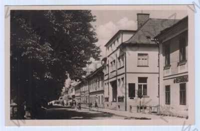  - Nýrsko-Stalinova třída (Klatovy),  pohled ulicí, restaurace, muž, žena, bicykl