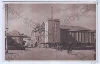  - Hostinné nad Labem (Trutnov), Osvobozené bio a pošta, celkový pohled, muž, žena, bicykl