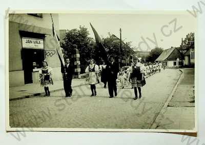  - Dřevohostice u Holešova - pohled ulicí, průvod, prapory, dívky v krojích, soukromé foto