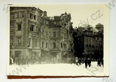  - Praha 1 - Staroměstské náměstí - originál fotografie z pražského povstání 5. - 9. května 1945, poškozené domy