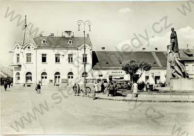  - Slovensko - Bánovce nad Bebravou - náměstí, pomník, autobus