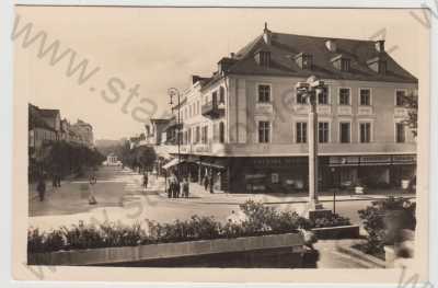  - Františkovy lázně (Cheb), pohled ulicí, obchod, reklama