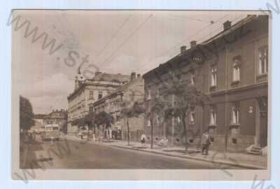  - Plzeň-Doubravka, pohled ulicí, autobus, žena, muž