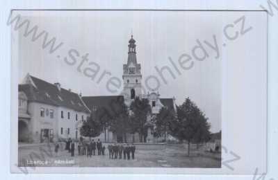  - Lhenice (Prachatice), náměstí, kostel, hodiny, foto J.Seidel