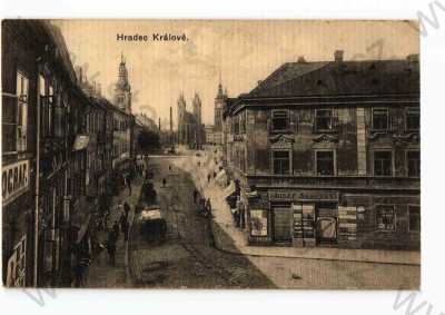  - Hradec Králové, pohled ulicí, obchody