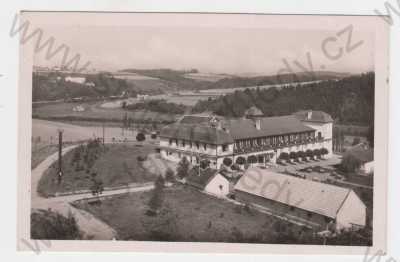  - Čejkovice-Český Šternberk (Benešov), Hotel-Penzion, celkový pohled, v pozadí hrad, foto J.Švec