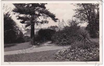  - Frýdek - Místek - park, kostel v pozadí