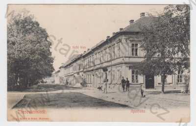  - Terezín (Litoměřice), pohled ulicí, muž, chlapec, pes, lékárna